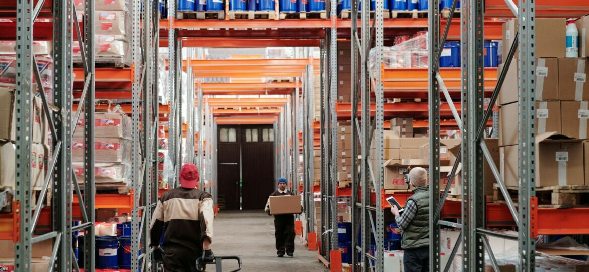 How to Use Technology for Warehouse Training: 5 Examples