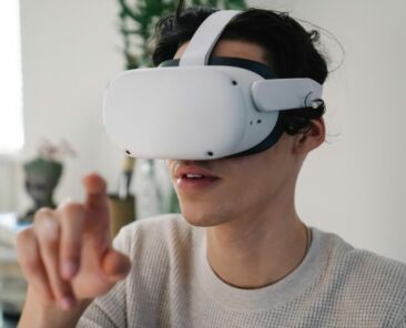 Bridging the knowledge gap with virtual and augmented reality